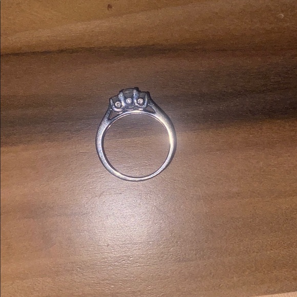 10K white gold diamond ring - Picture 5 of 7